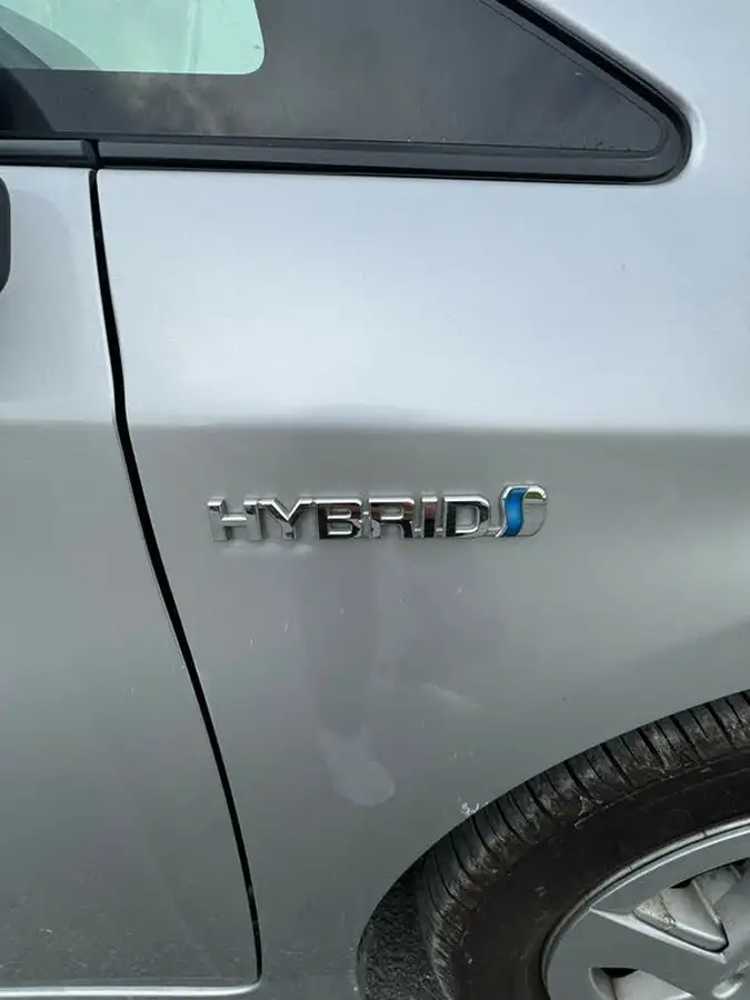 2010-toyota-prius-big-22