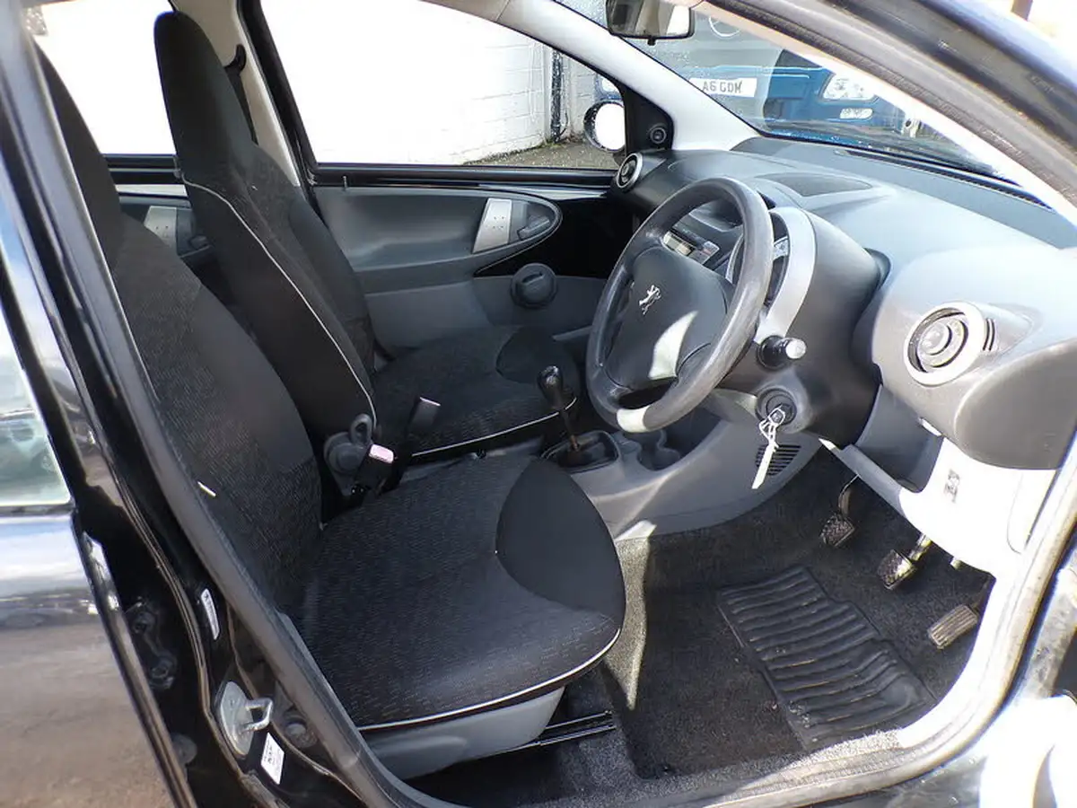 2009-peugeot-107-10-urban-12v-5d-big-12