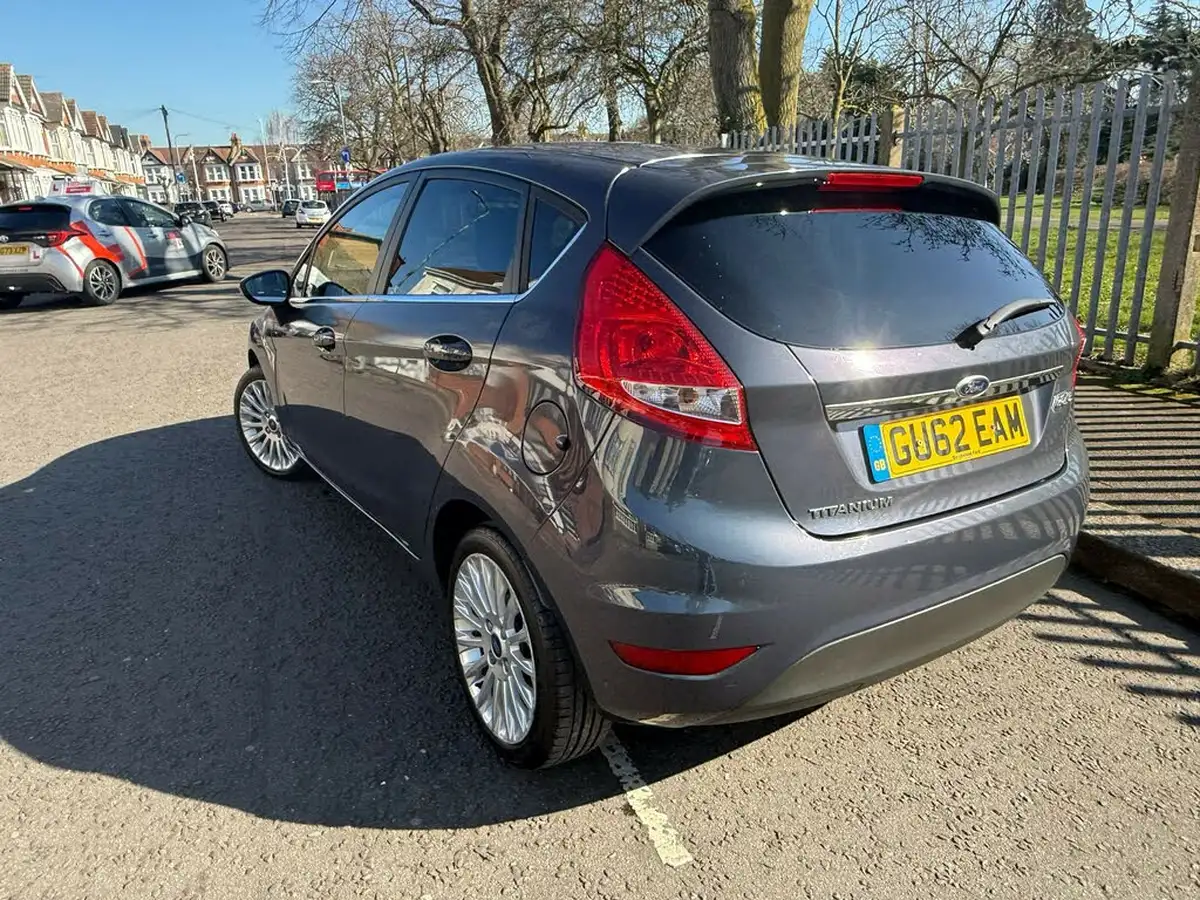 2012-ford-fiesta-14-titanium-5d-big-6