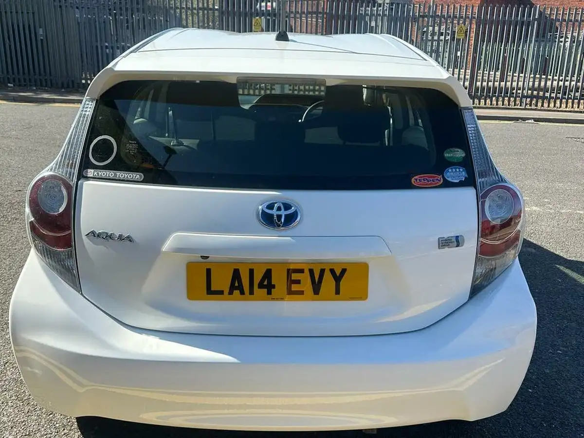 2014-toyota-yaris-big-27