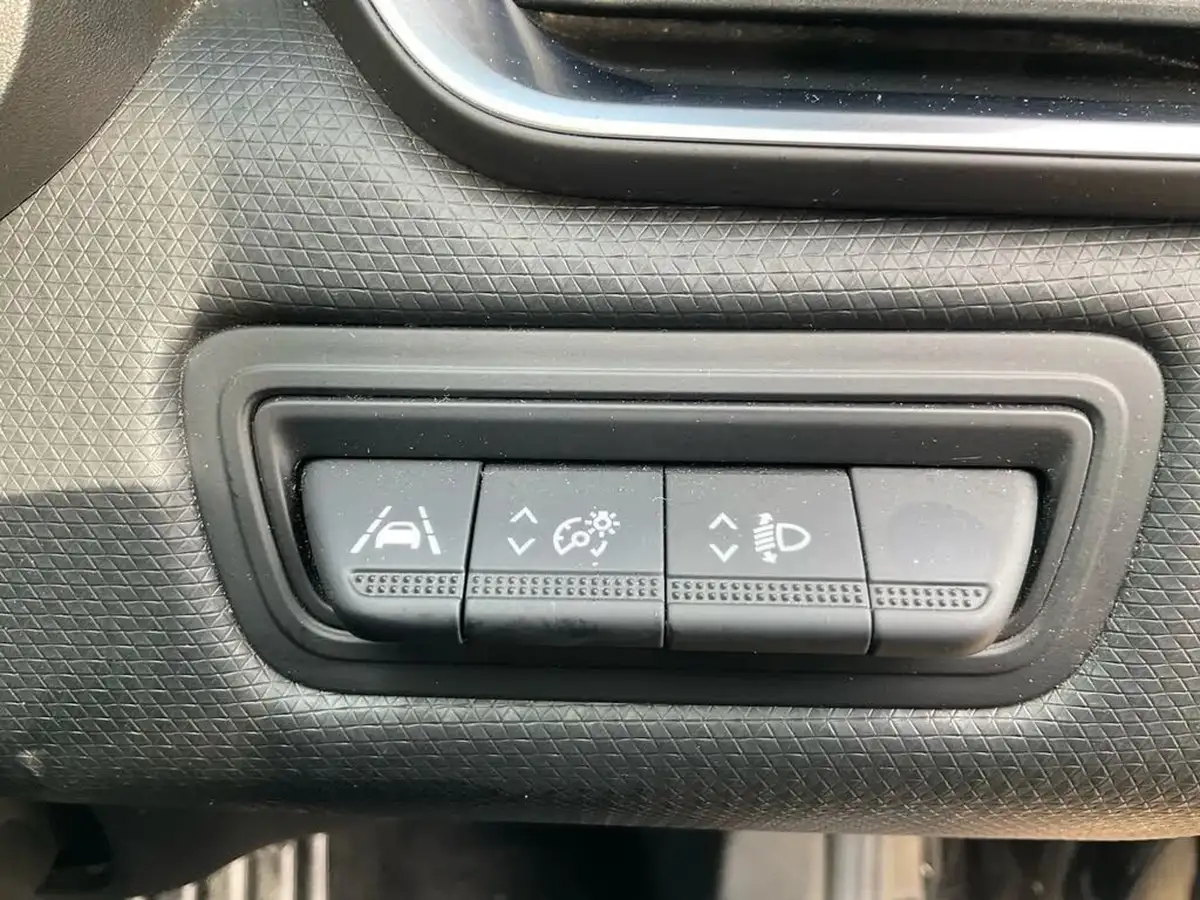2021-renault-clio-10-sce-iconic-75bhp-big-21