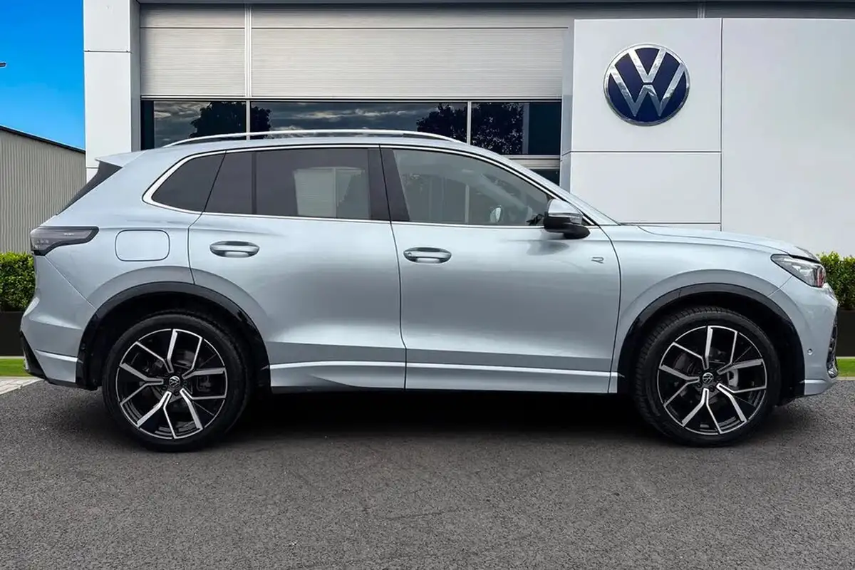 2024-volkswagen-tiguan-15-etsi-r-line-big-2