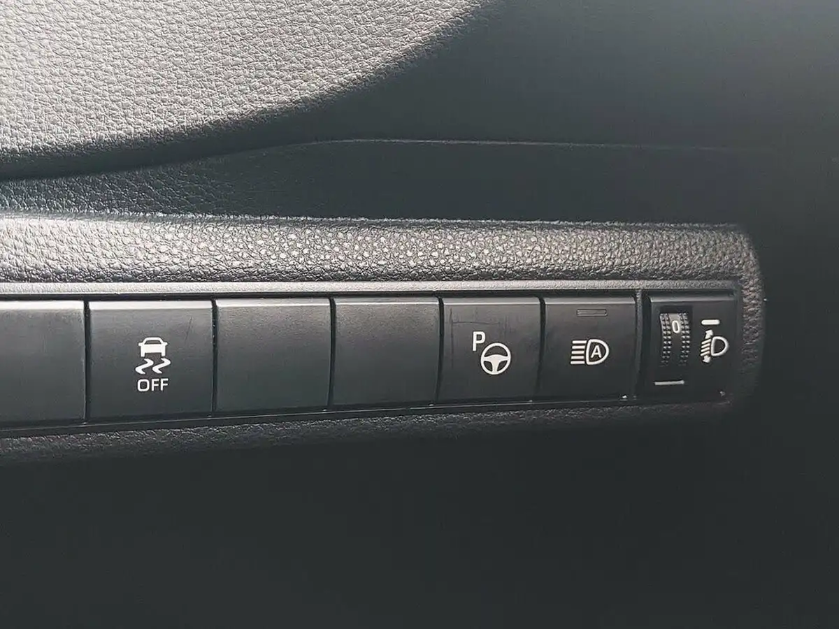 2021-toyota-corolla-18-vvt-i-design-trk-touring-sports-5d-big-26