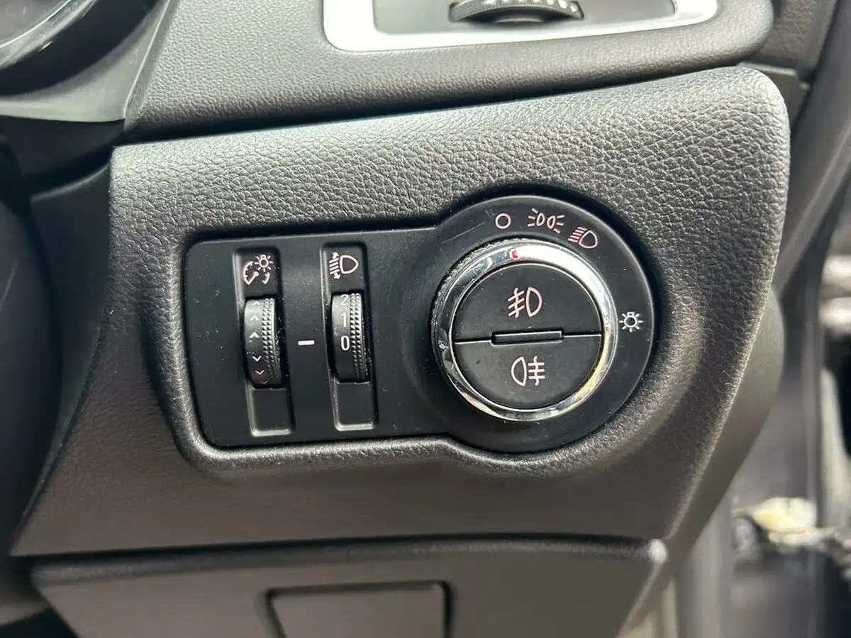 2011-vauxhall-astra-16-sri-vvt-16v-115ps-hatchback-5d-auto-big-9