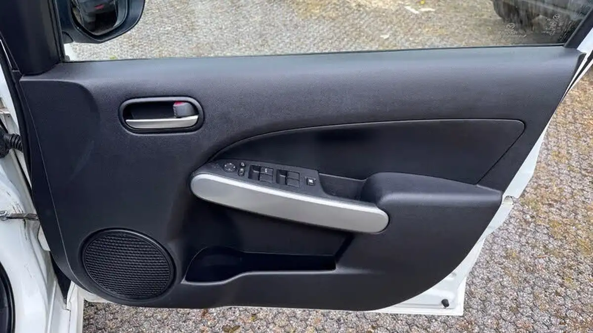 2013-mazda-mazda2-13-venture-big-19