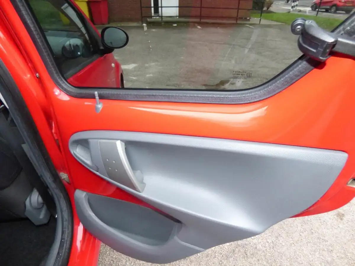 2012-toyota-aygo-10-aygo-go-5d-big-10