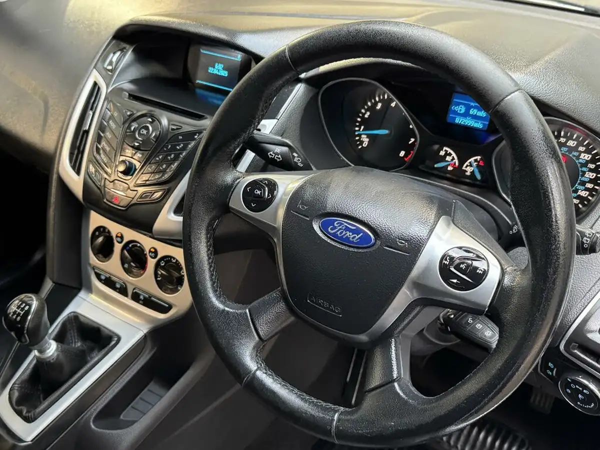 2014-ford-focus-10-zetec-125ps-ss-hatchback-big-33