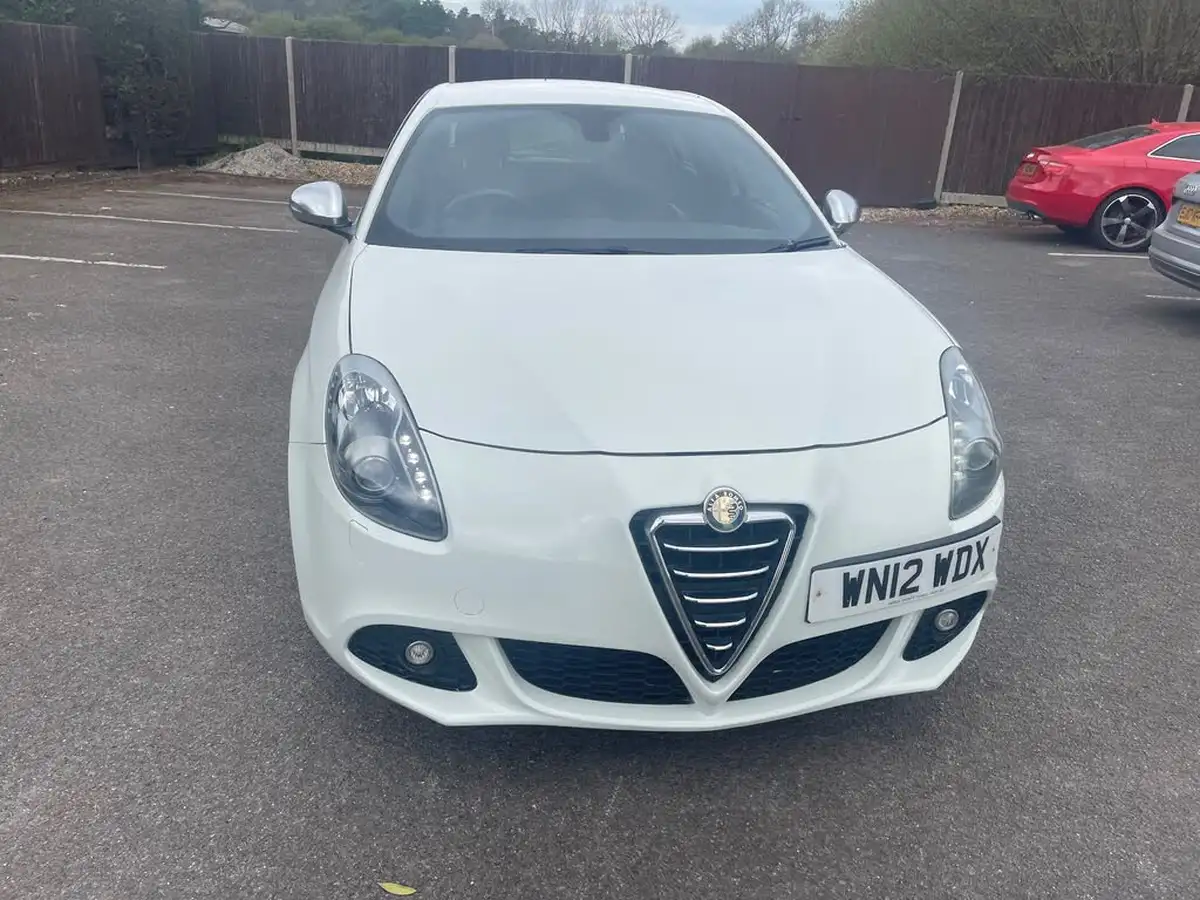 2012-alfa-romeo-giulietta-20td-veloce-170bhp-tct-big-2