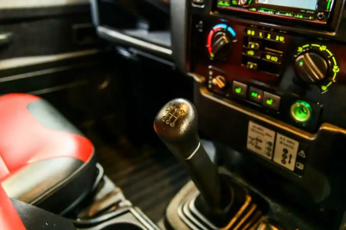 2015-land-rover-90-defender-22td-xs-hard-top-big-7