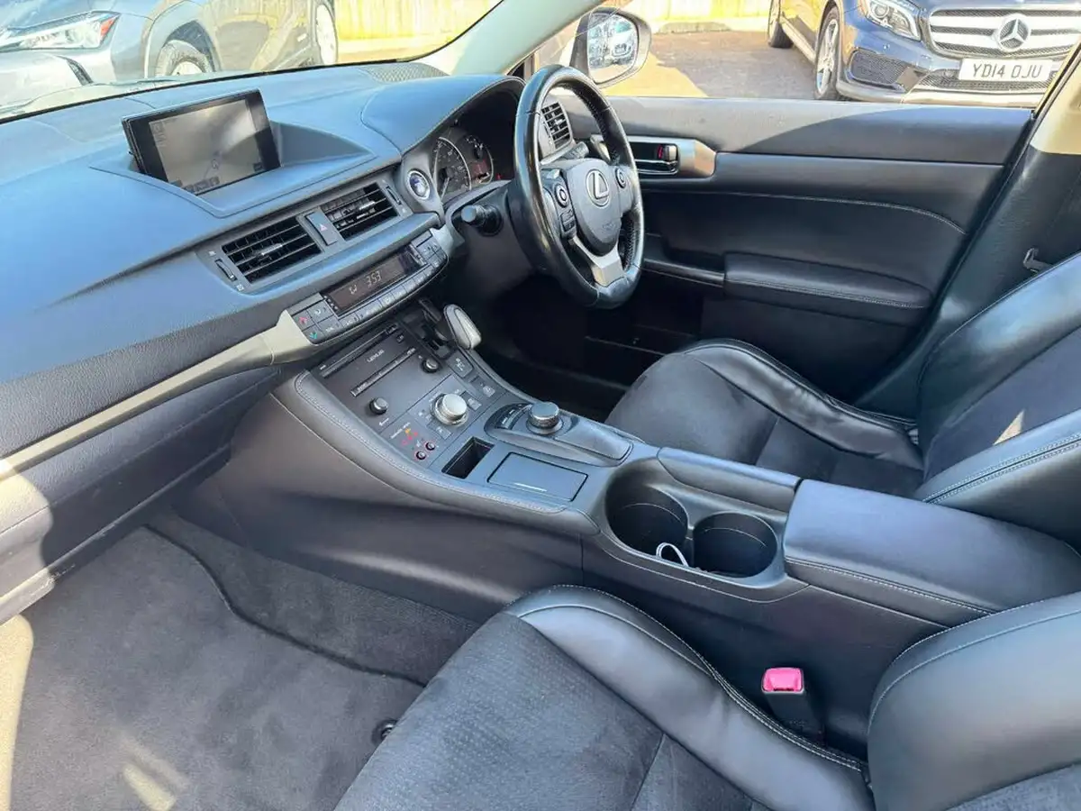 2015-lexus-ct-200h-18-advance-plus-big-16