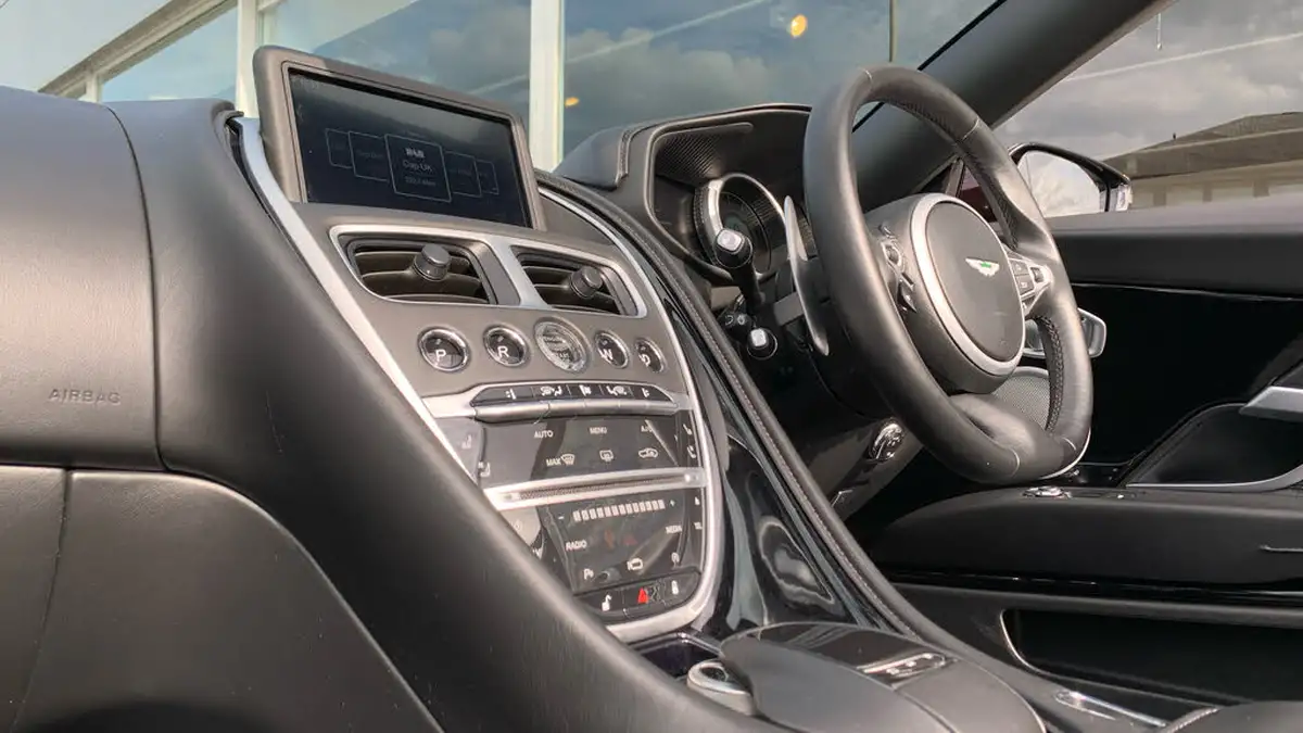 2019-aston-martin-db11-40-v8-big-20