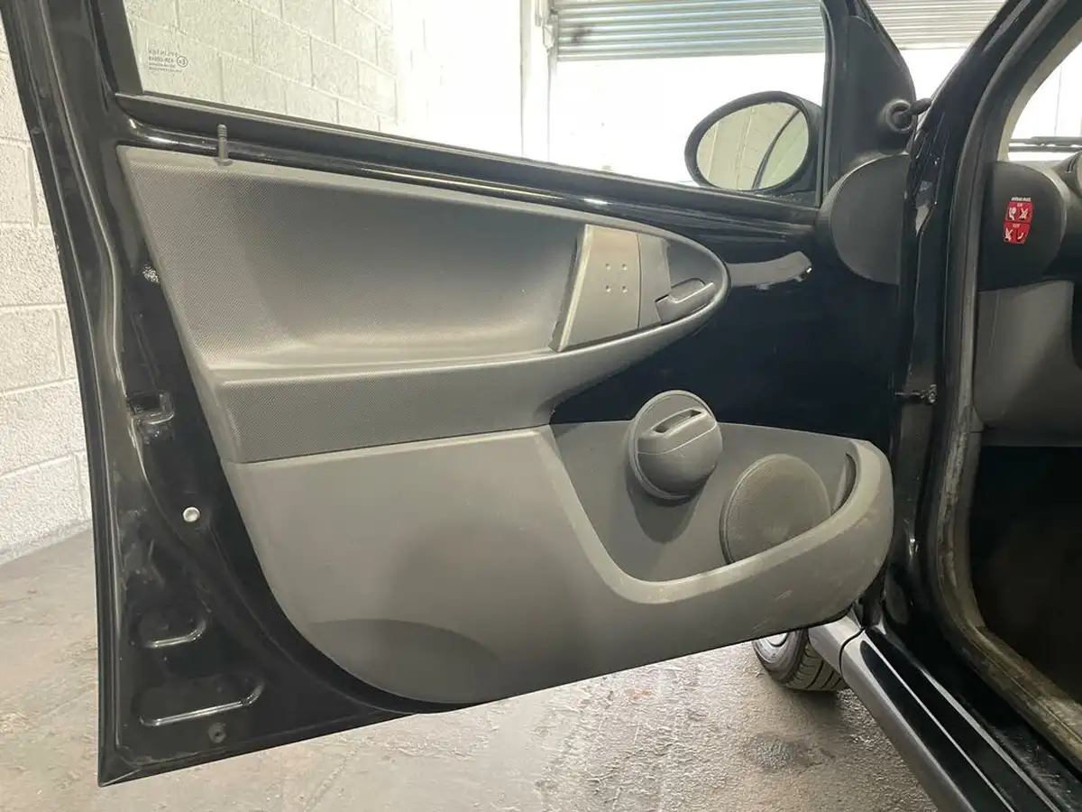 2010-toyota-aygo-10-aygo-black-ac-5d-big-18