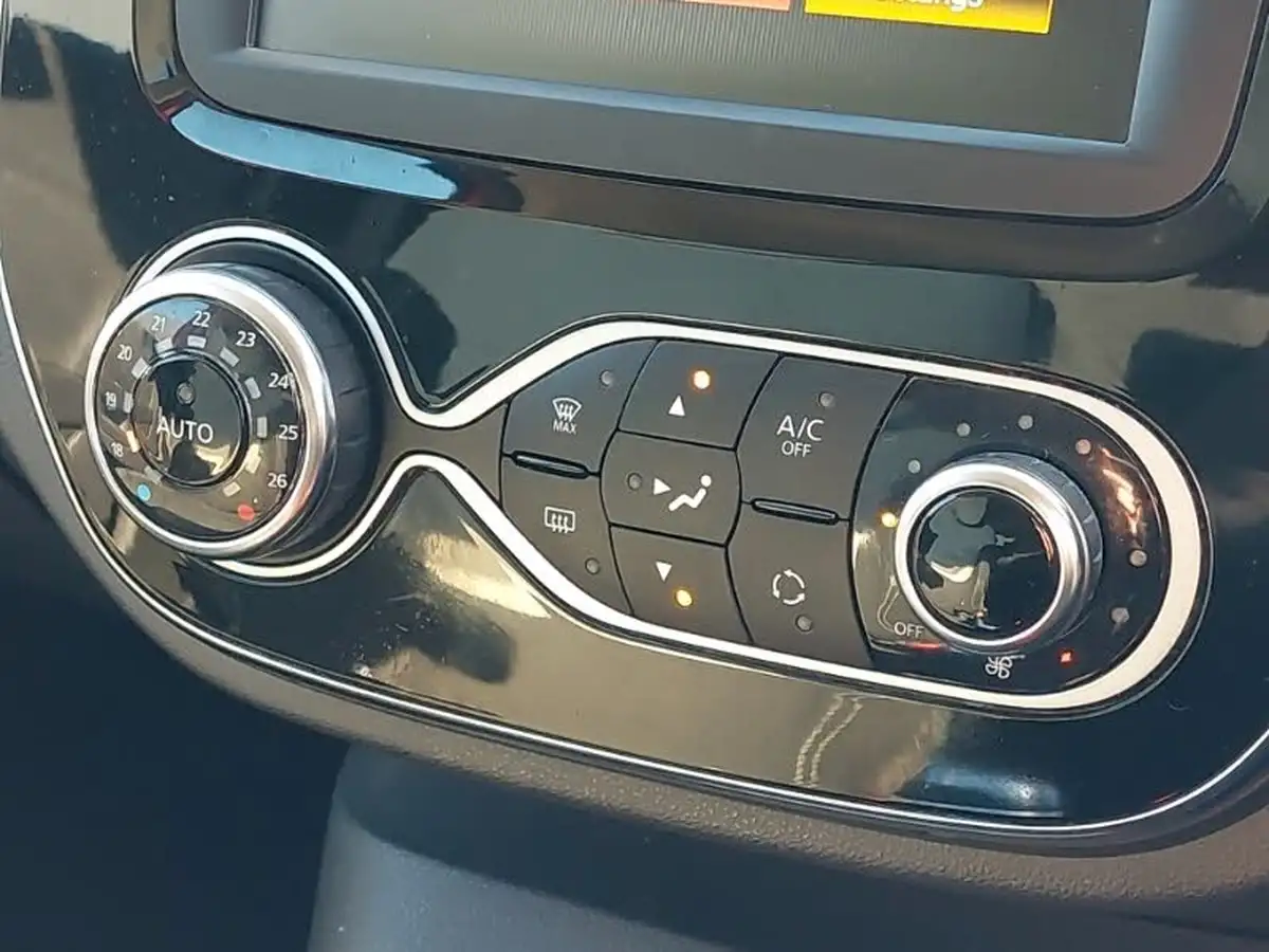 2018-renault-captur-09-tce-iconic-big-18