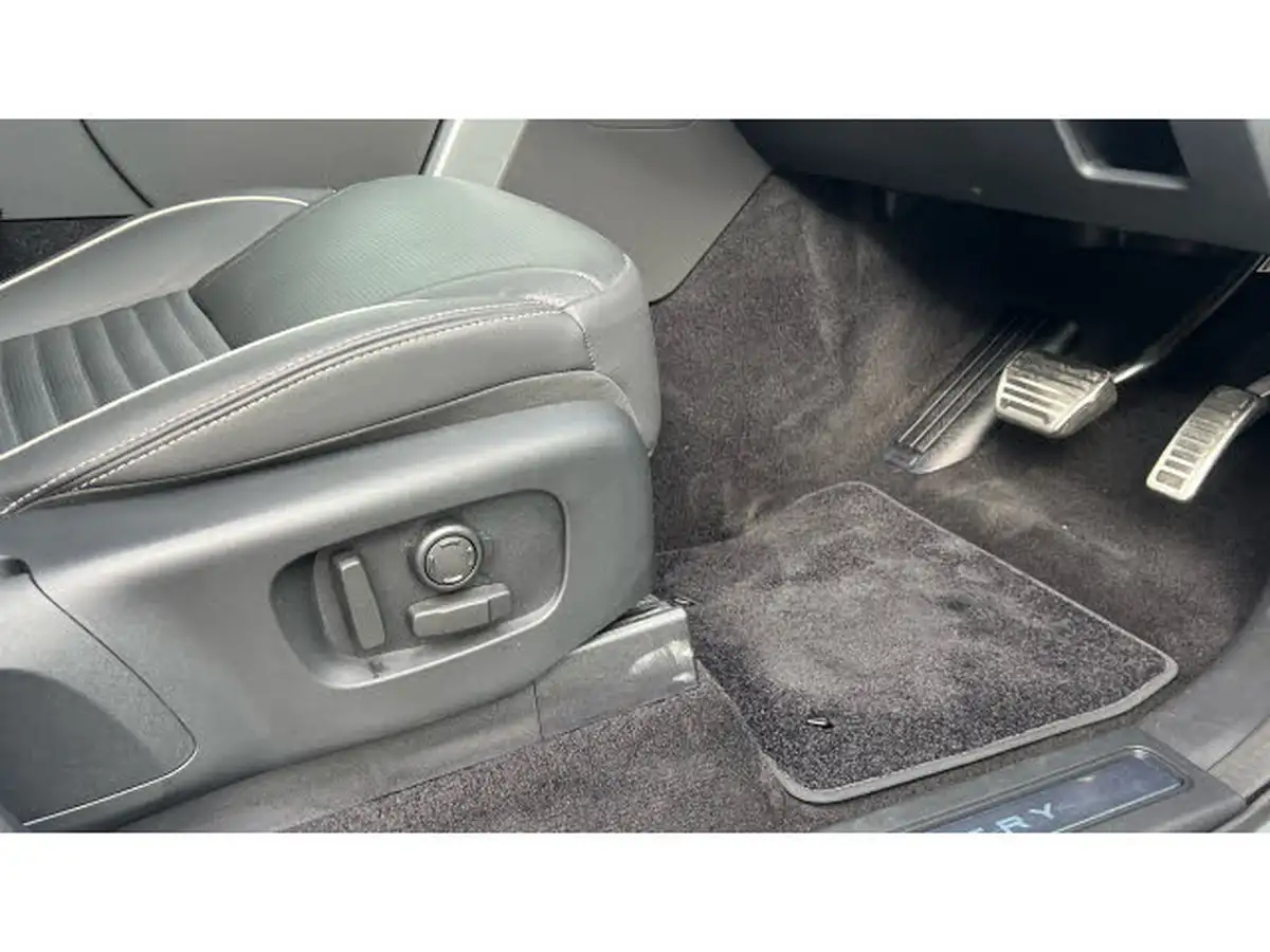 2023-land-rover-discovery-30-d300-dynamic-hse-big-38