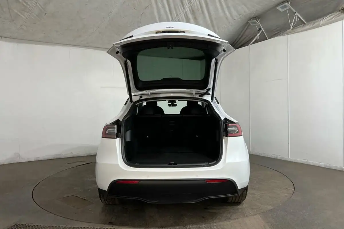 2022-tesla-model-y-e-long-range-big-35