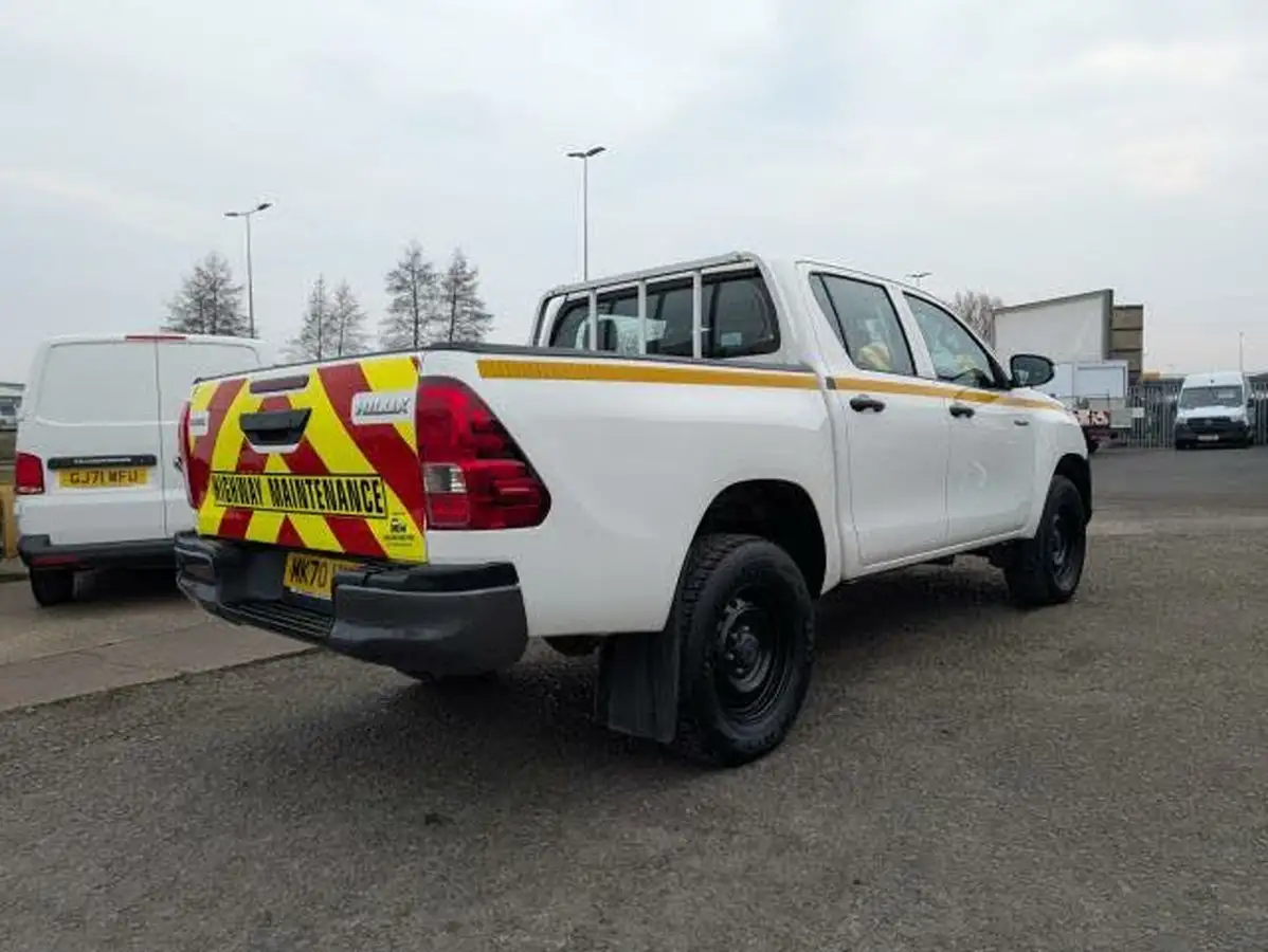 2020-toyota-hi-lux-24d-4d-active-150hpeu6dt-e-35t-double-pick-up-big-7