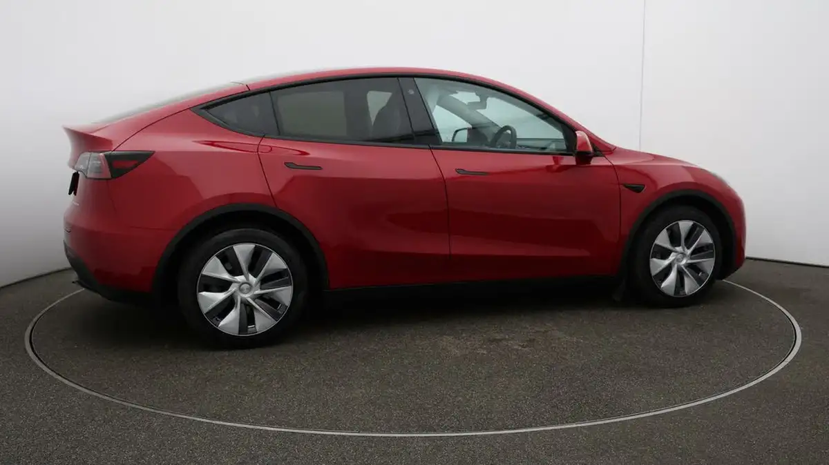 2022-tesla-model-y-e-long-range-big-42