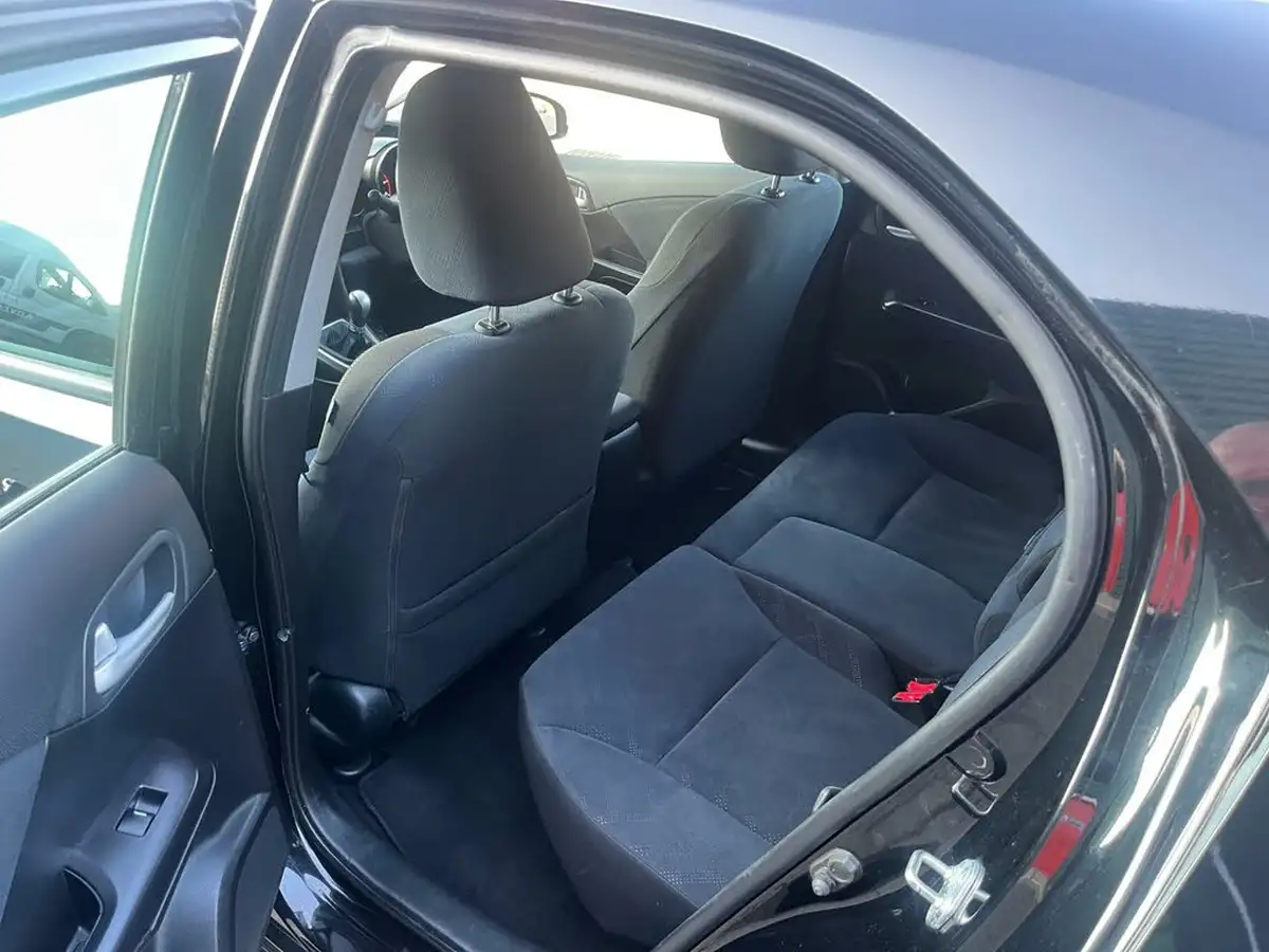 2014-honda-civic-16td-se-plus-hatchback-big-18