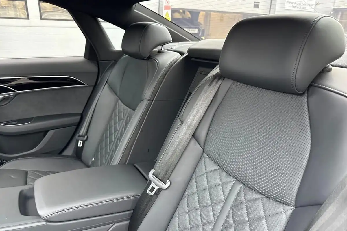 2022-audi-a8-30-50-tdi-black-edition-big-13
