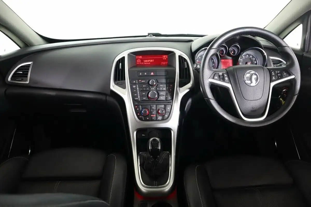 2012-vauxhall-astra-gtc-14-sri-140ps-ss-big-15