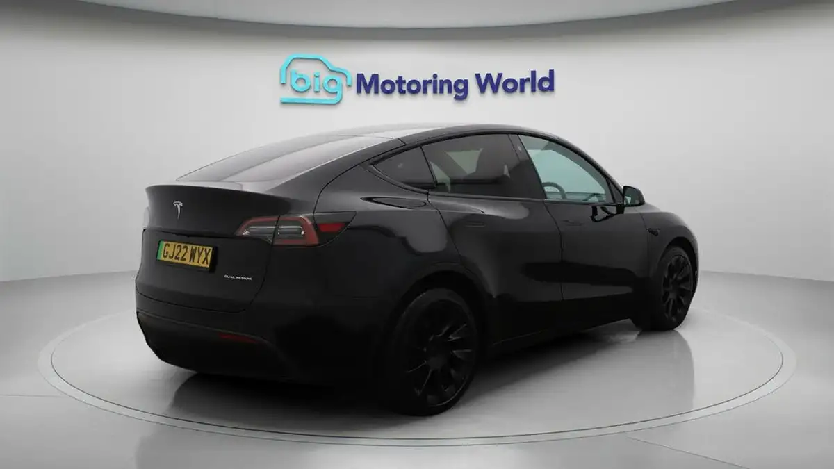2022-tesla-model-y-e-long-range-big-7