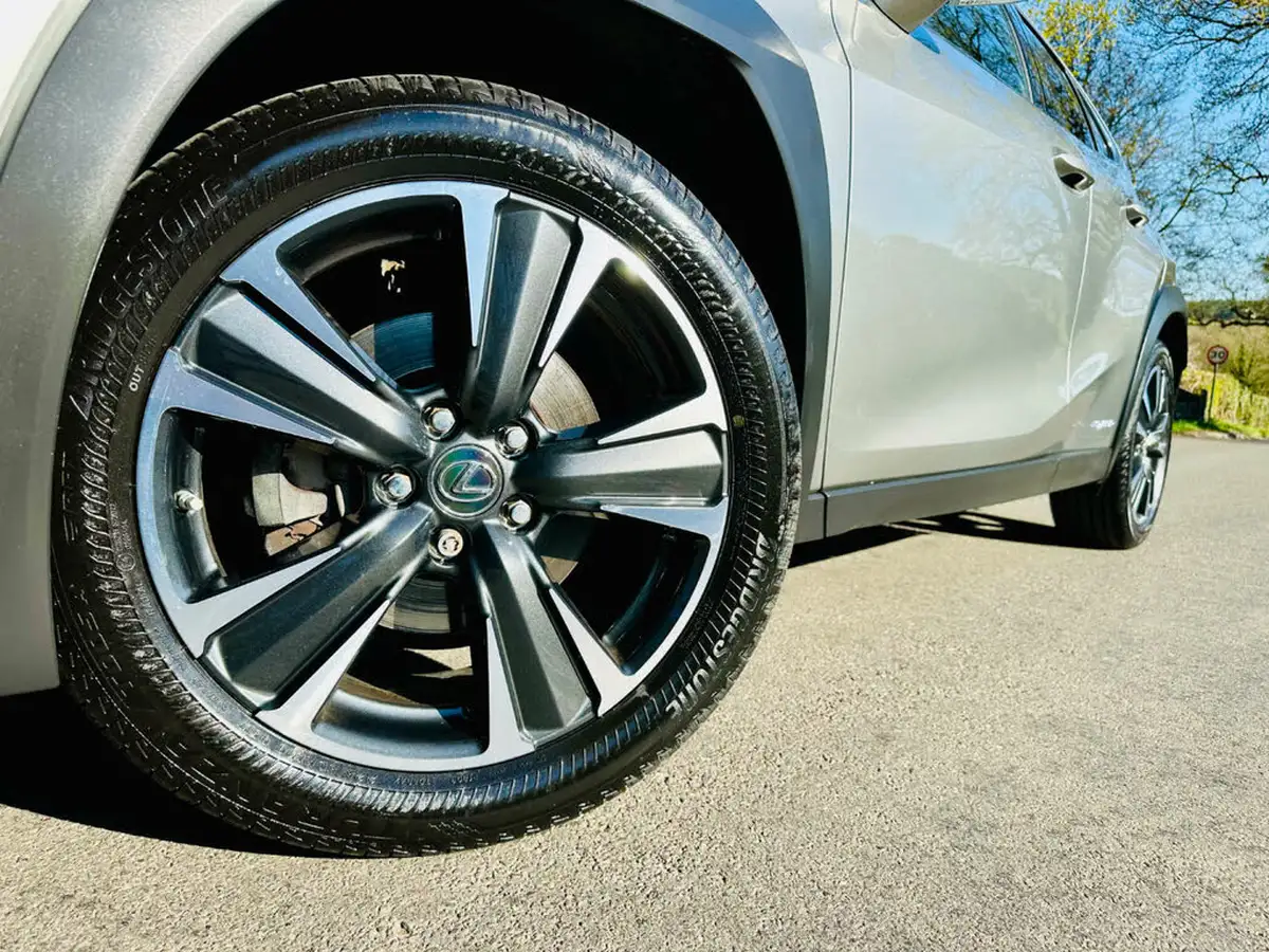2021-lexus-ux-250h-20-takumi-big-33