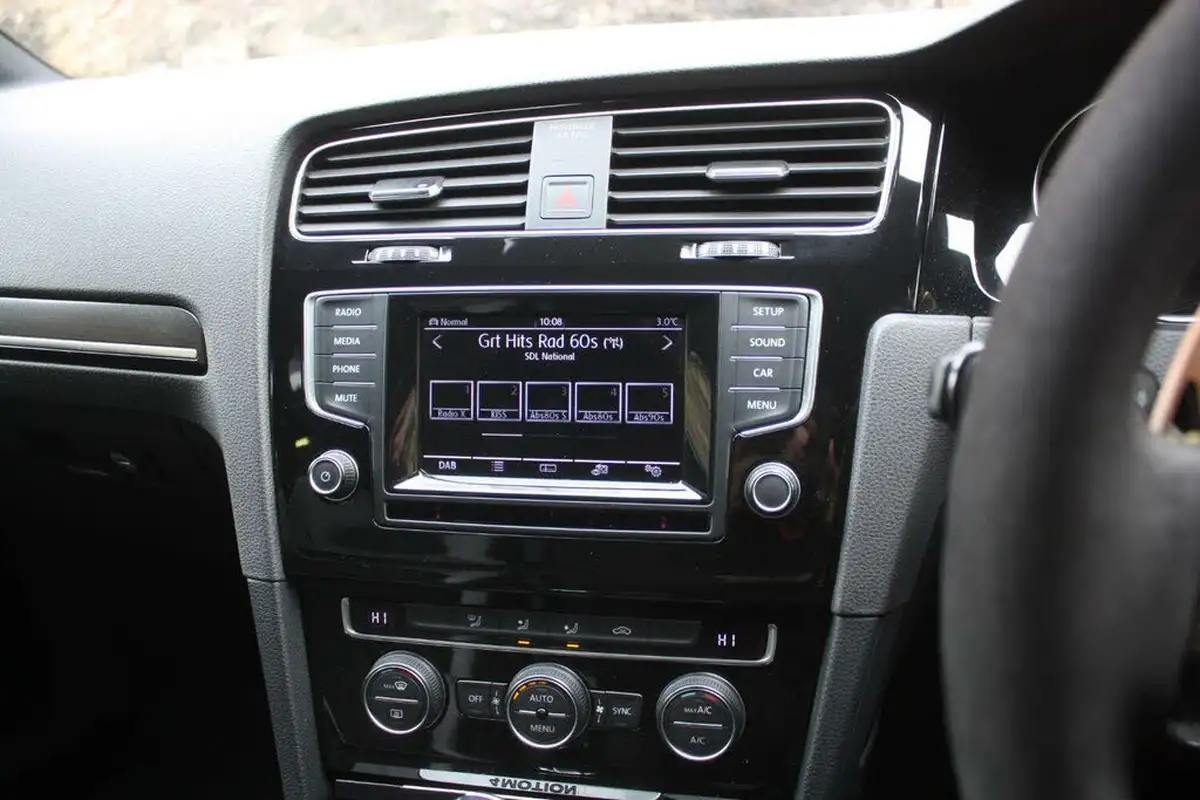 2014-volkswagen-golf-20-tsi-r-bmtss-3d-dsg-big-16