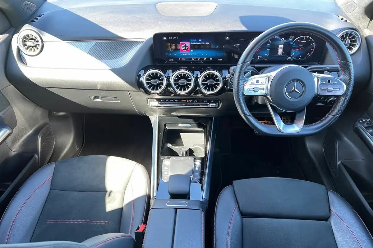 2022-mercedes-benz-gla-class-13-gla-200-amg-line-premium-big-16