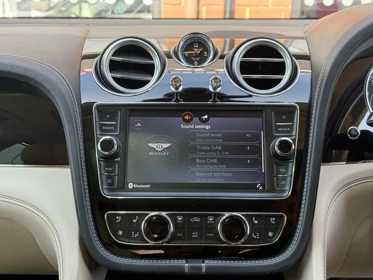 2016-bentley-bentayga-60-w12-big-38