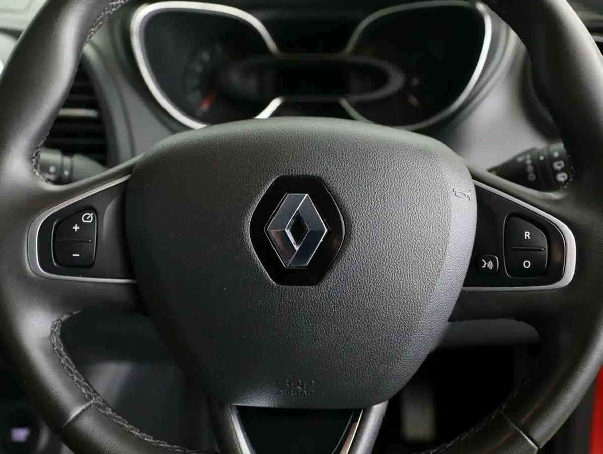 2019-renault-captur-09-tce-iconic-big-17