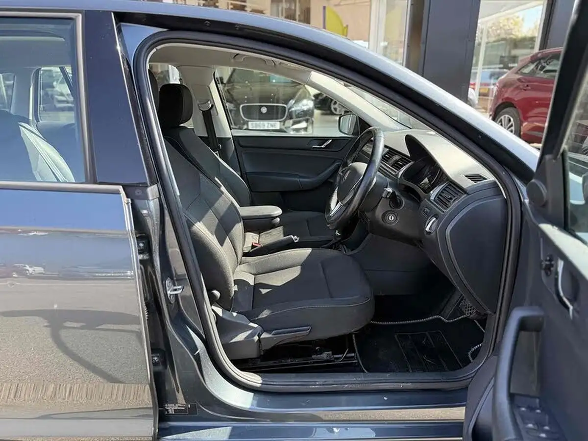 2015-skoda-rapid-spaceback-16tdi-se-tech-105ps-1598cc-big-12