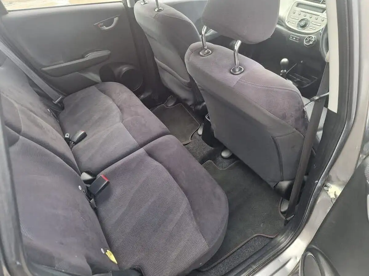 2010-honda-jazz-14-si-big-9