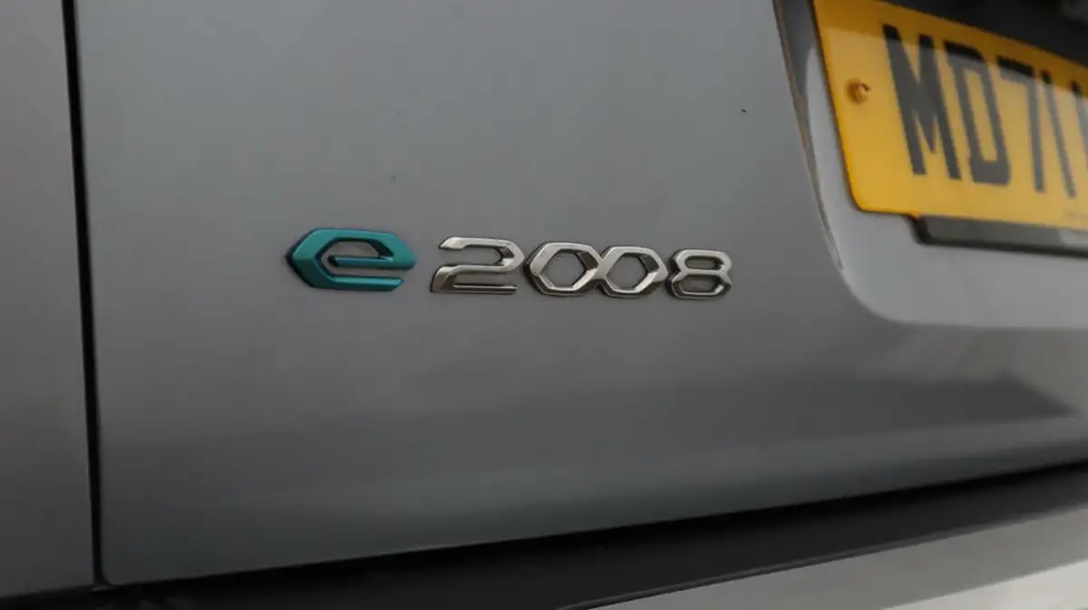 2022-peugeot-2008-suv-e-gt-premium-big-21