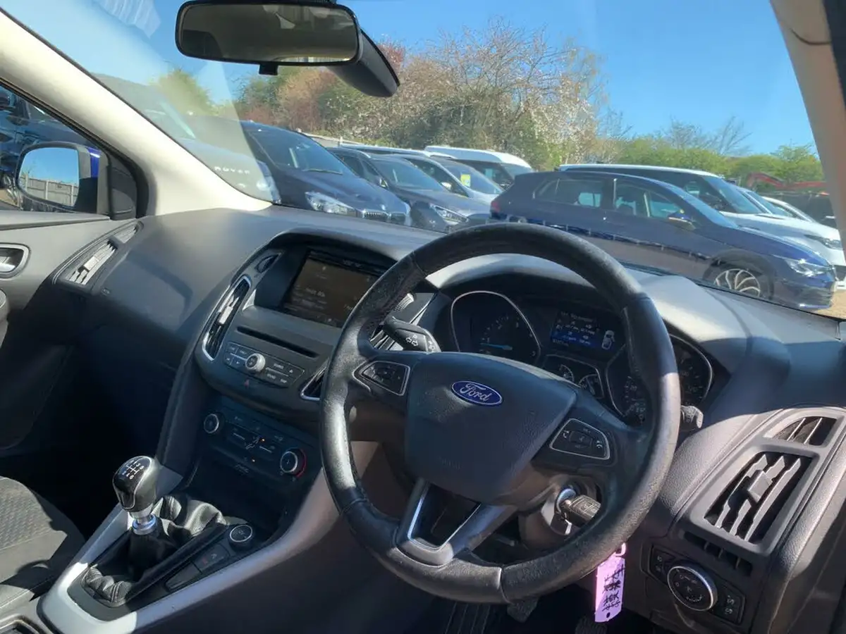 2015-ford-focus-16tdci-zetec-hatchback-big-10