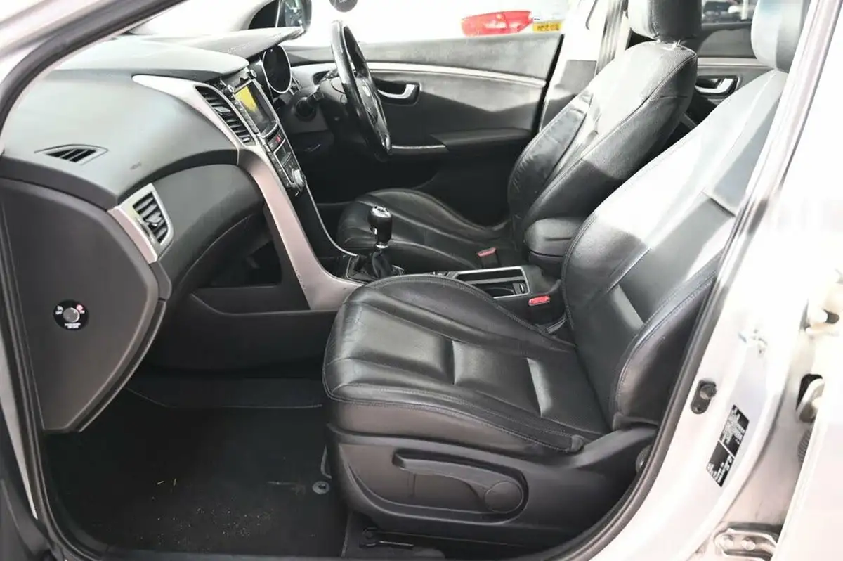 2015-hyundai-i30-16crdi-premium-136ps-blue-drive-hatchback-big-13