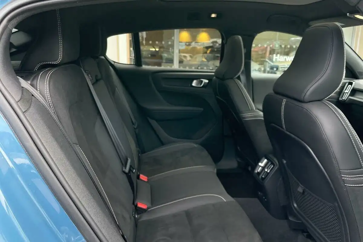 2022-volvo-c40-e-twin-recharge-pro-big-21