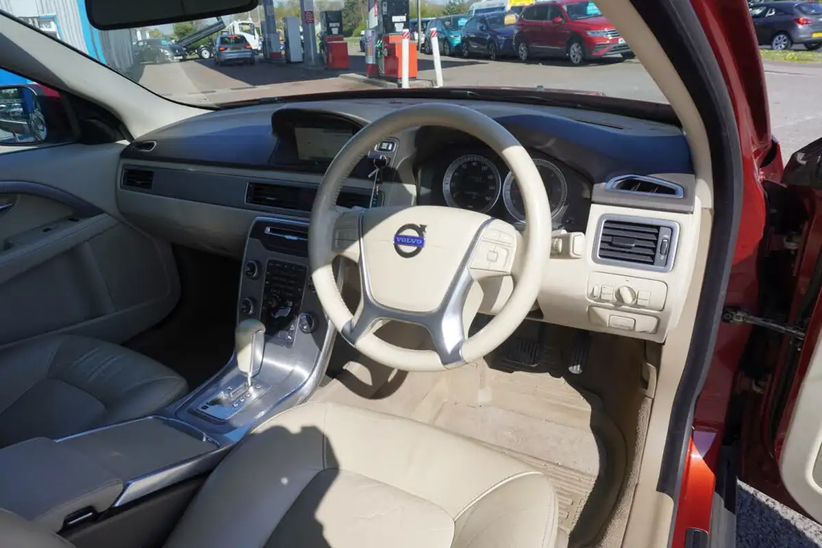 2011-volvo-xc70-24td-d5-se-lux-215bhp-geartronic-big-3