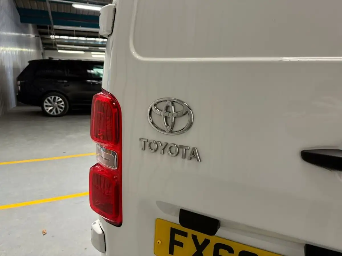 2019-toyota-proace-20d-active-medium-120hpeu6-panel-big-22