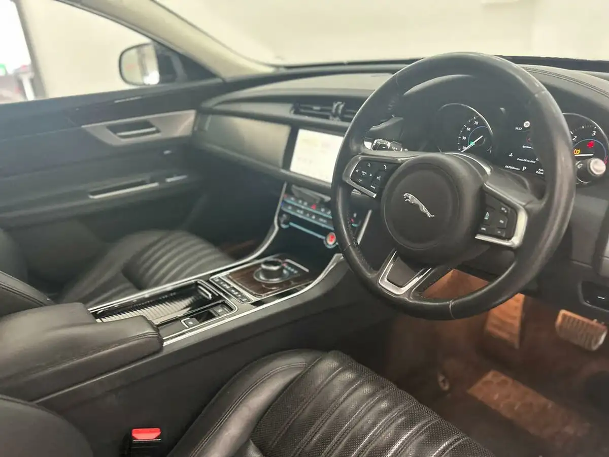 2018-jaguar-xf-20td-portfolio-180ps-awd-saloon-4d-1999cc-auto-big-17