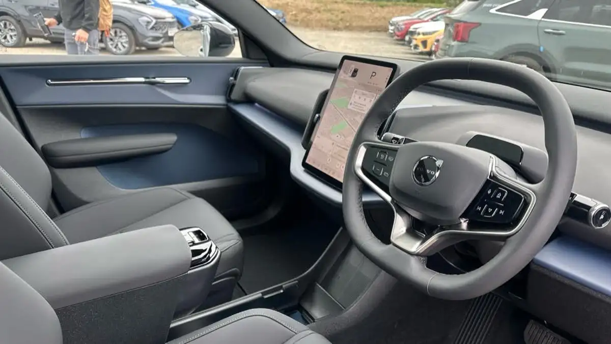 2025-volvo-ex30-e-single-motor-ultra-big-4