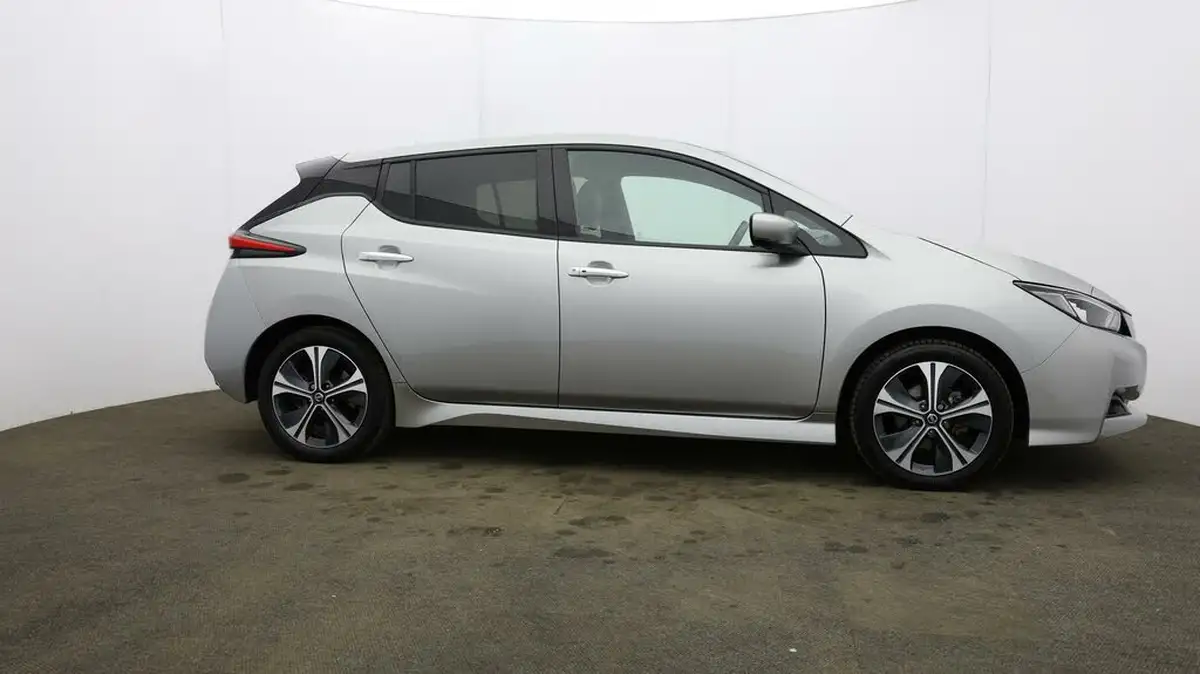 2021-nissan-leaf-e-tekna-big-43
