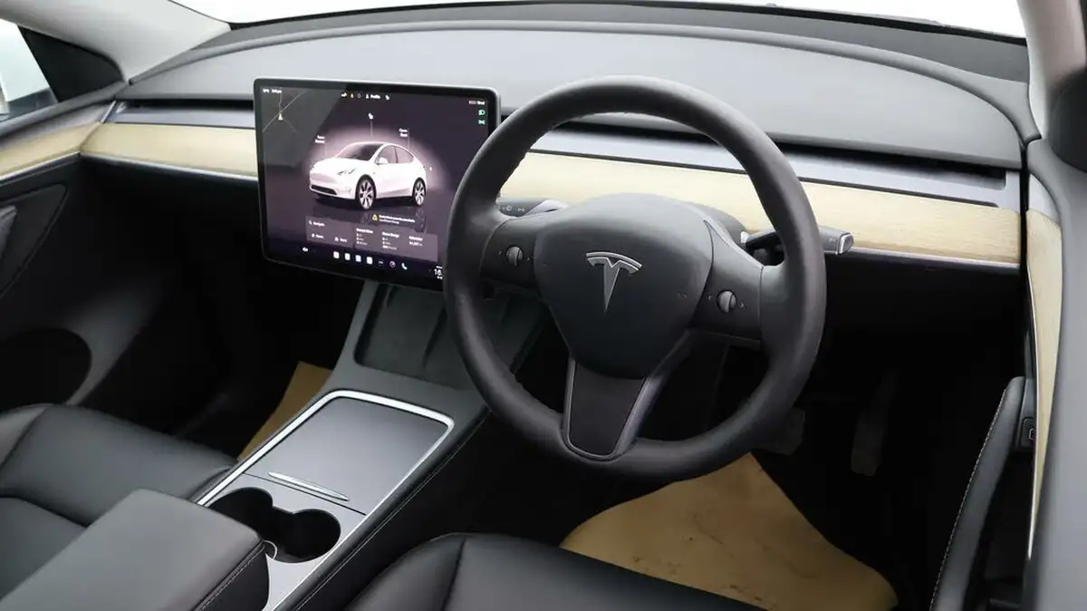 2022-tesla-model-y-e-long-range-big-8