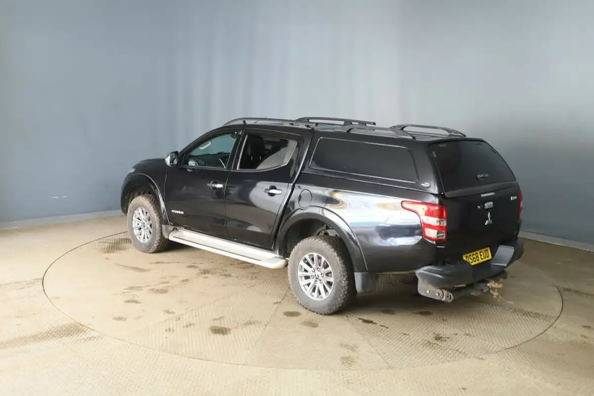 2018-mitsubishi-l200-24di-d-warrior-eu6b-big-3