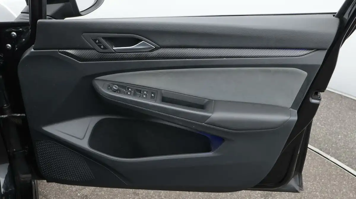 2021-volkswagen-golf-big-15