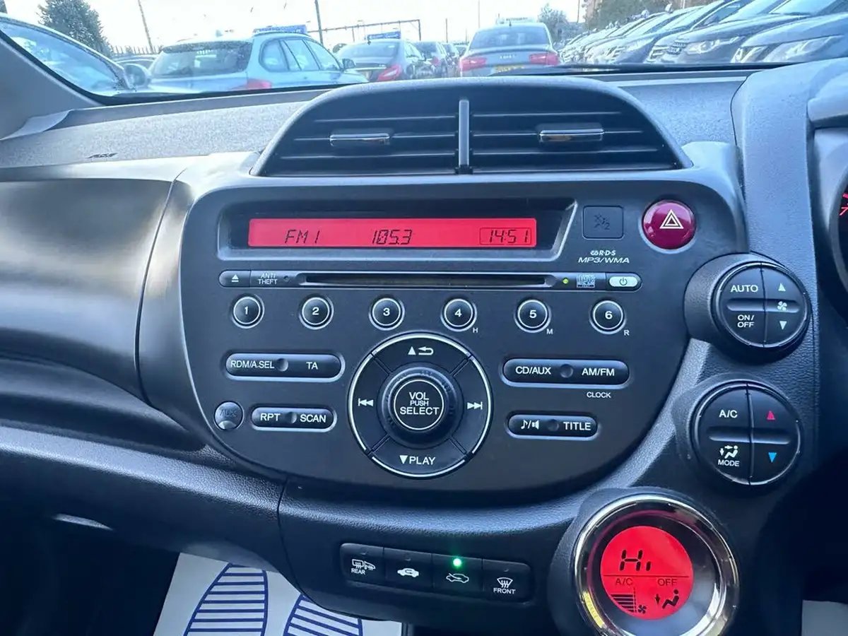 2013-honda-jazz-14-es-cvt-big-21