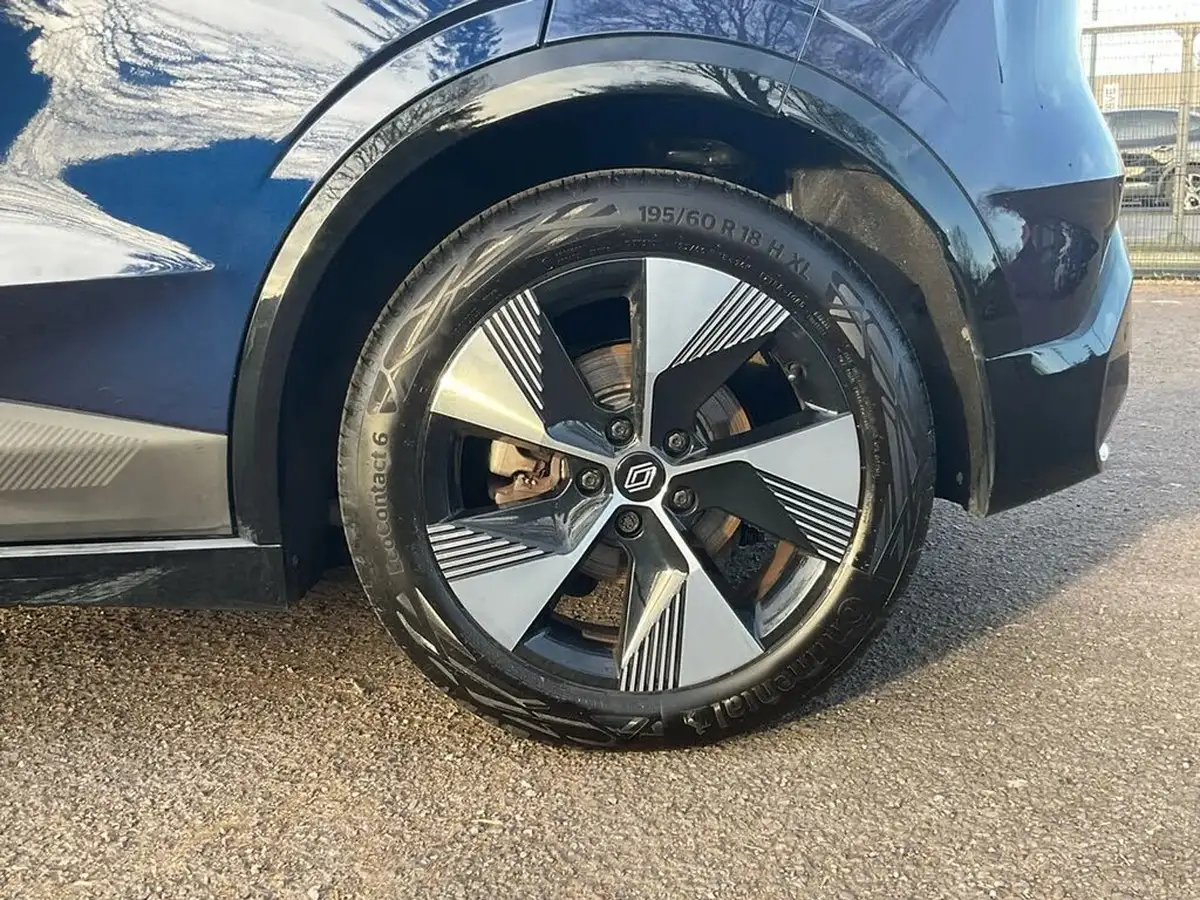 2022-renault-megane-e-tech-e-equilibre-big-3