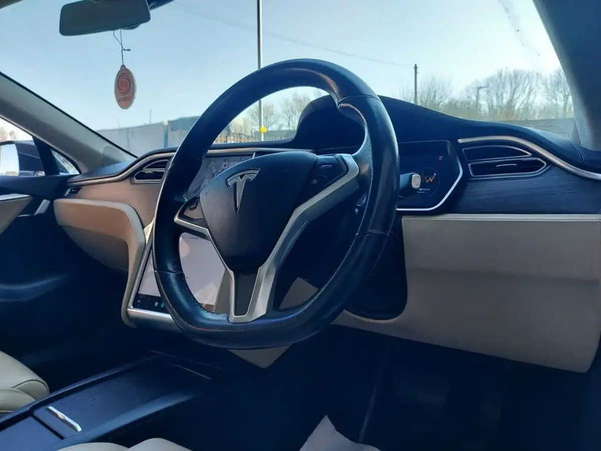 2017-tesla-model-s-e-90d-311kw-nav-big-17