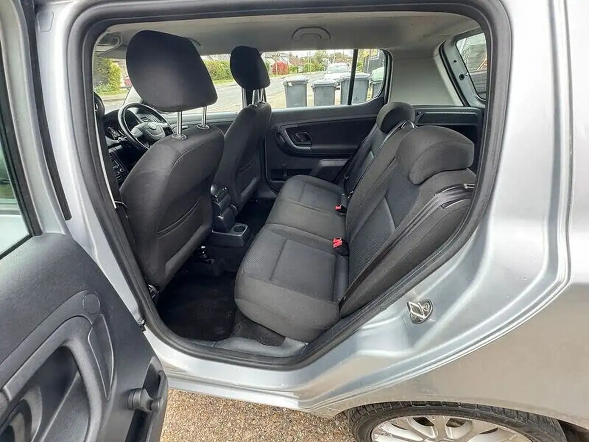 2011-skoda-fabia-12-elegance-12v-70bhp-hatchback-1198cc-big-18
