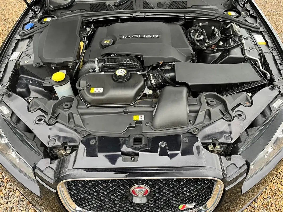 2014-jaguar-xf-30td-s-portfolio-v6-sportbrake-5d-big-9