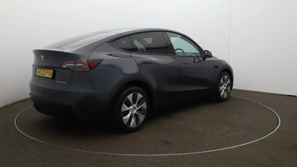 2022-tesla-model-y-e-long-range-big-46